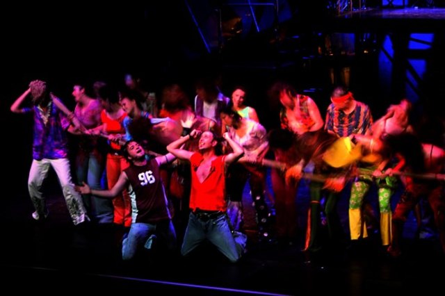 Zum Haare raufen: Marc Hess (vorne in rot im Musical „Hair“) bringt Musicals mit Tiroler Besetzung auf die Bühne.