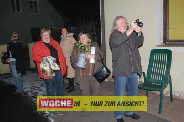 Zum 50-er wurde die Präsidentin von ART 13, von Künstlern und Nachbarn lautstark geweckt!