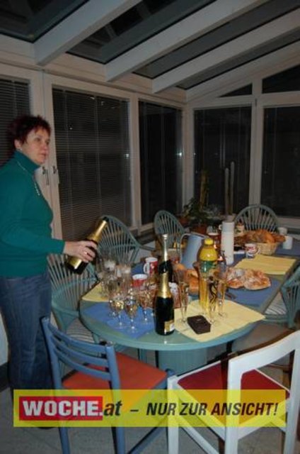 Zum 50-er wurde die Präsidentin von ART 13, von Künstlern und Nachbarn lautstark geweckt!