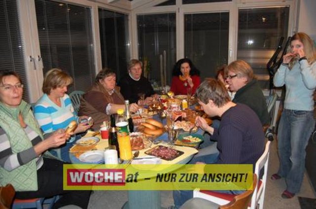 Zum 50-er wurde die Präsidentin von ART 13, von Künstlern und Nachbarn lautstark geweckt!