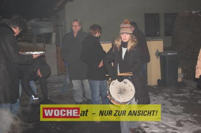 Zum 50-er wurde die Präsidentin von ART 13, von Künstlern und Nachbarn lautstark geweckt!