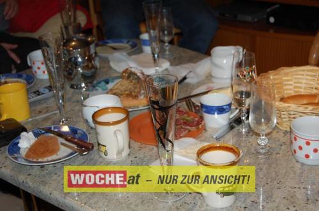 Zum 50-er wurde die Präsidentin von ART 13, von Künstlern und Nachbarn lautstark geweckt!