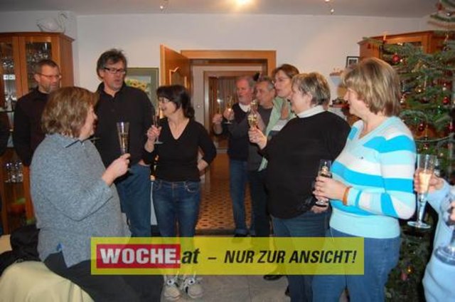 Zum 50-er wurde die Präsidentin von ART 13, von Künstlern und Nachbarn lautstark geweckt!