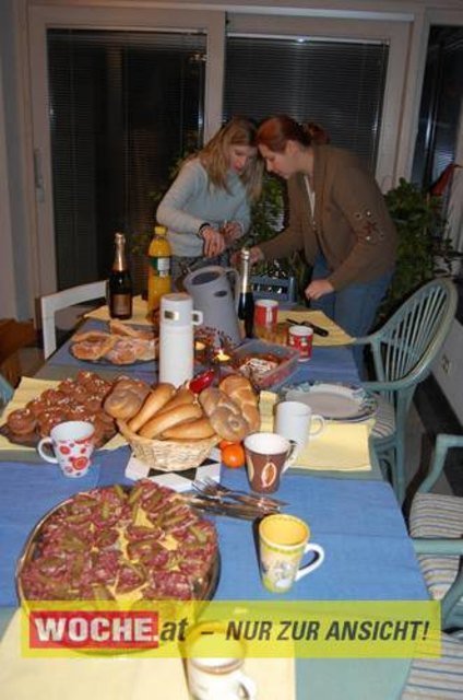 Zum 50-er wurde die Präsidentin von ART 13, von Künstlern und Nachbarn lautstark geweckt!