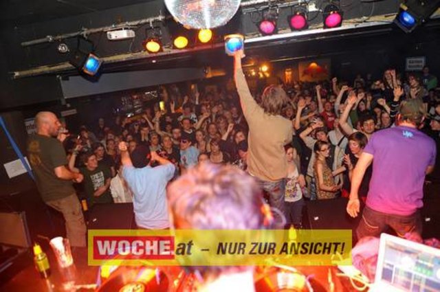 Einige Schüler der 7. Klasse des BG/BRG für Slowenen organisierten auch dieses Jahr wieder das Kontaktlinse / Kontaktna Leca 09 im ((stereo))club.
