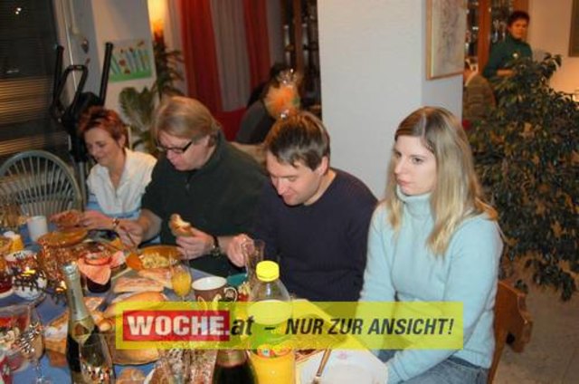 Zum 50-er wurde die Präsidentin von ART 13, von Künstlern und Nachbarn lautstark geweckt!