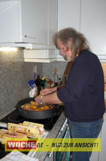 Zum 50-er wurde die Präsidentin von ART 13, von Künstlern und Nachbarn lautstark geweckt!