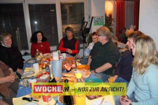 Zum 50-er wurde die Präsidentin von ART 13, von Künstlern und Nachbarn lautstark geweckt!