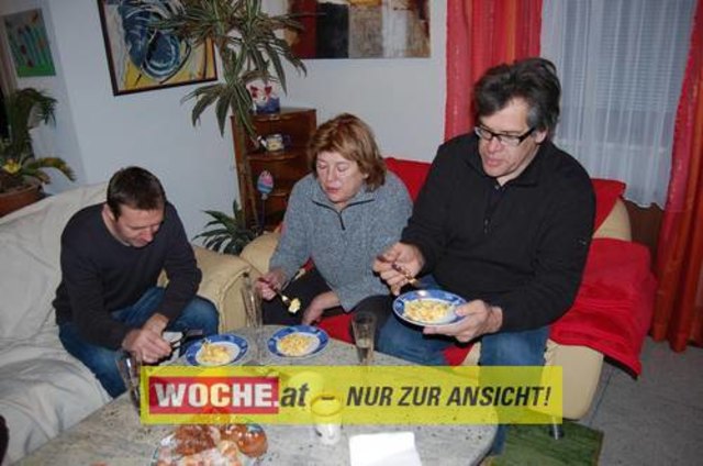 Zum 50-er wurde die Präsidentin von ART 13, von Künstlern und Nachbarn lautstark geweckt!