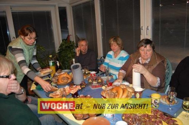 Zum 50-er wurde die Präsidentin von ART 13, von Künstlern und Nachbarn lautstark geweckt!