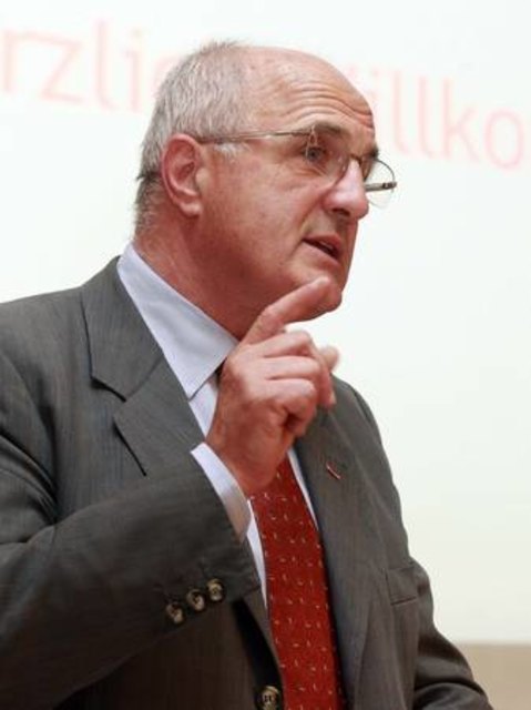 Der Präsident der Kärntner Wirtschaftskammer Franz Pacher appelliert an seine Unternehmer: ?Nicht auf die jungen Mitarbeiter im Unternehmen verzichten ? sie bringen die Dynamik und den Optimismus für die Zukunft!?