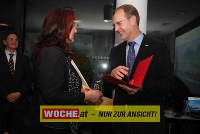 Anläßlich des 80-jährigen Bestehens bekam die Barta Immobilientreuhand GmbH von LH Gerhard Dörfler das Landeswappen verliehen.