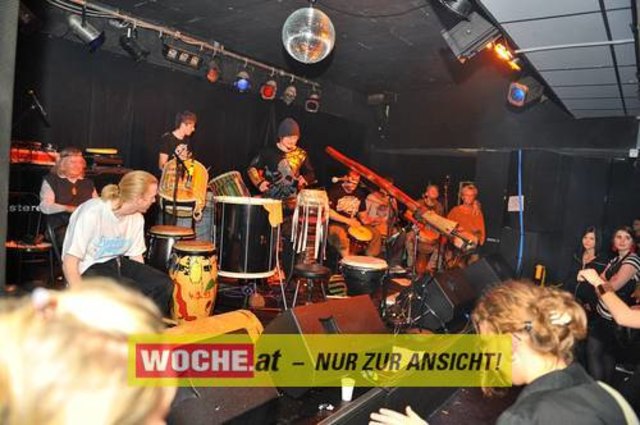 Einige Schüler der 7. Klasse des BG/BRG für Slowenen organisierten auch dieses Jahr wieder das Kontaktlinse / Kontaktna Leca 09 im ((stereo))club.