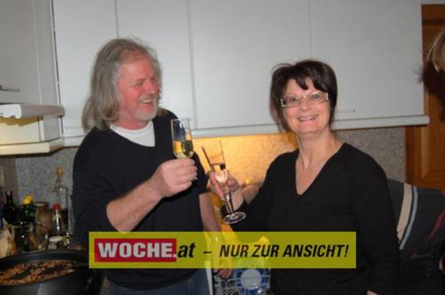 Zum 50-er wurde die Präsidentin von ART 13, von Künstlern und Nachbarn lautstark geweckt!