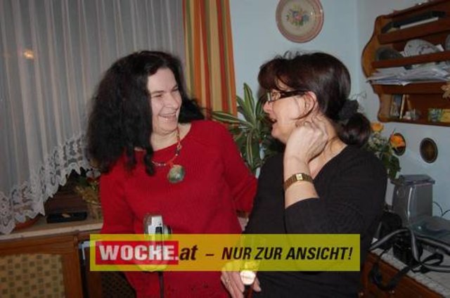 Zum 50-er wurde die Präsidentin von ART 13, von Künstlern und Nachbarn lautstark geweckt!