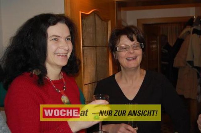 Zum 50-er wurde die Präsidentin von ART 13, von Künstlern und Nachbarn lautstark geweckt!