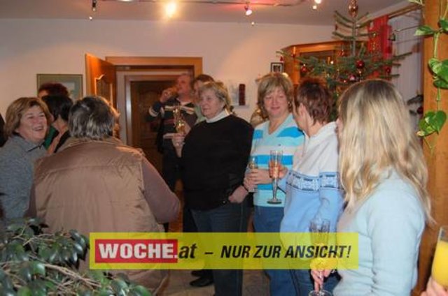 Zum 50-er wurde die Präsidentin von ART 13, von Künstlern und Nachbarn lautstark geweckt!