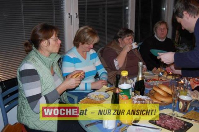 Zum 50-er wurde die Präsidentin von ART 13, von Künstlern und Nachbarn lautstark geweckt!