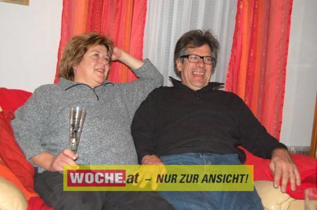 Zum 50-er wurde die Präsidentin von ART 13, von Künstlern und Nachbarn lautstark geweckt!