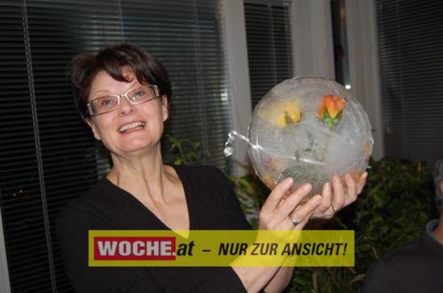 Zum 50-er wurde die Präsidentin von ART 13, von Künstlern und Nachbarn lautstark geweckt!