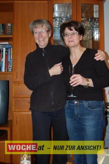 Zum 50-er wurde die Präsidentin von ART 13, von Künstlern und Nachbarn lautstark geweckt!