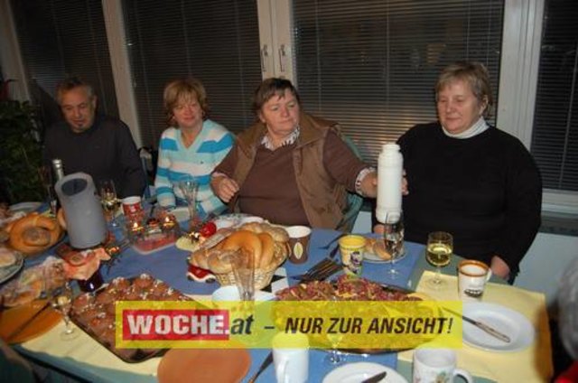 Zum 50-er wurde die Präsidentin von ART 13, von Künstlern und Nachbarn lautstark geweckt!