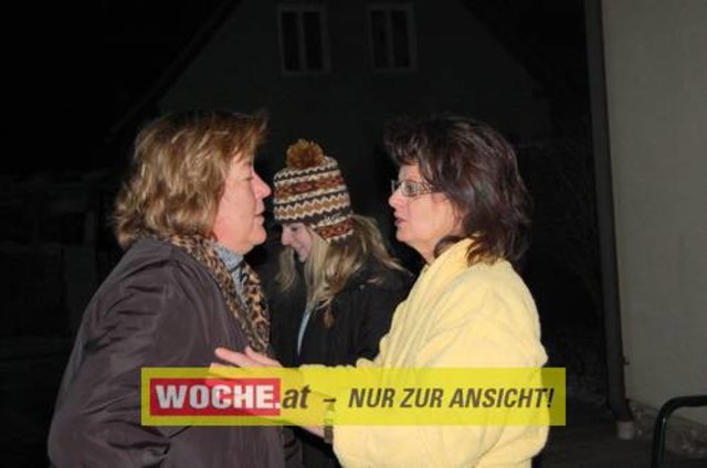 Zum 50-er wurde die Präsidentin von ART 13, von Künstlern und Nachbarn lautstark geweckt!