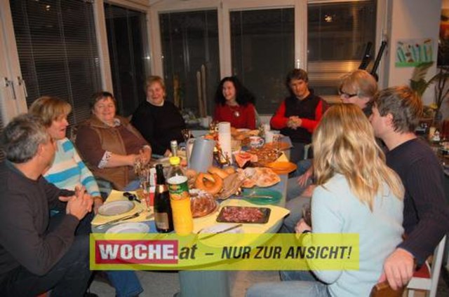 Zum 50-er wurde die Präsidentin von ART 13, von Künstlern und Nachbarn lautstark geweckt!