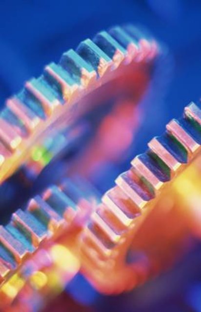 Die Räder greifen ineinander: Trotz Kündigungen im Metall-Bereich hoffen Experten auf viele Jobs in der Branche