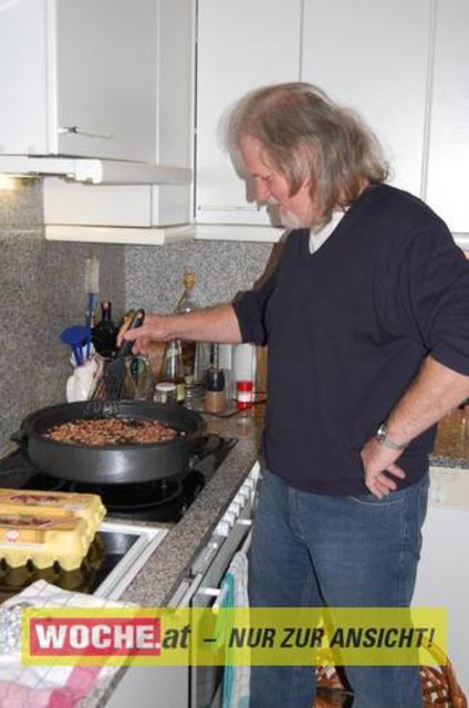 Zum 50-er wurde die Präsidentin von ART 13, von Künstlern und Nachbarn lautstark geweckt!