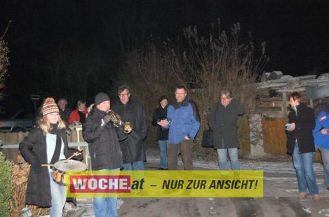 Zum 50-er wurde die Präsidentin von ART 13, von Künstlern und Nachbarn lautstark geweckt!