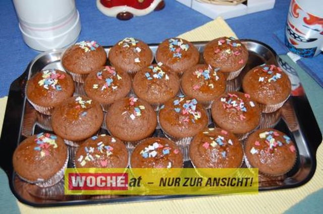 Zum 50-er wurde die Präsidentin von ART 13, von Künstlern und Nachbarn lautstark geweckt!