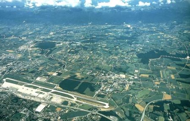 Das Firmengelände von Cern - der strichlierte Kreis ist die unterirdische Teilchenbeschleunigeranlage