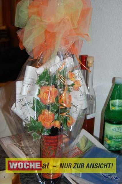 Zum 50-er wurde die Präsidentin von ART 13, von Künstlern und Nachbarn lautstark geweckt!