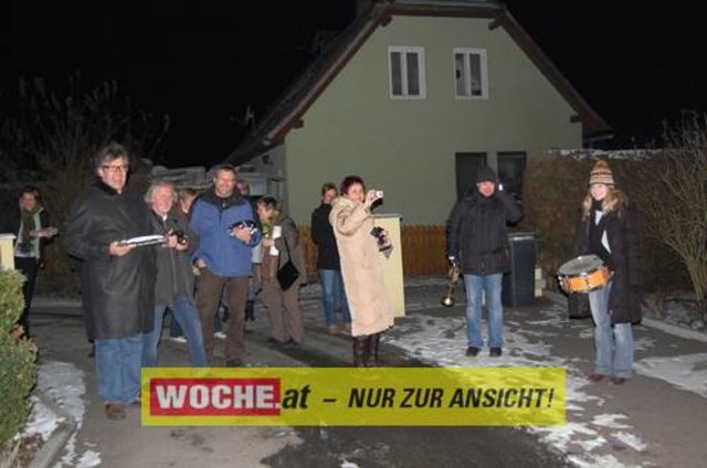 Zum 50-er wurde die Präsidentin von ART 13, von Künstlern und Nachbarn lautstark geweckt!