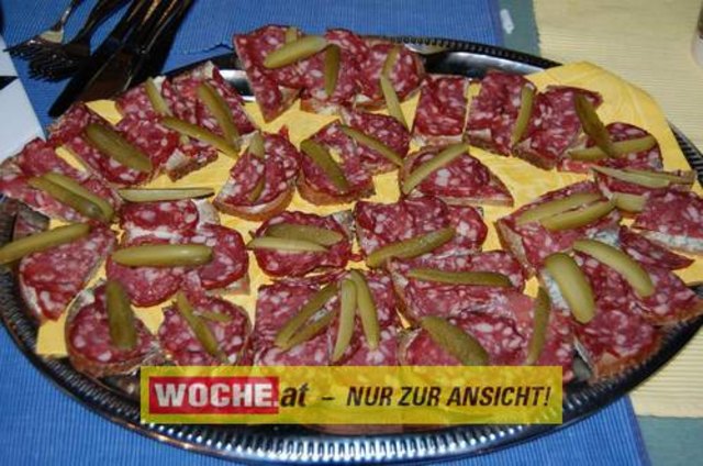 Zum 50-er wurde die Präsidentin von ART 13, von Künstlern und Nachbarn lautstark geweckt!