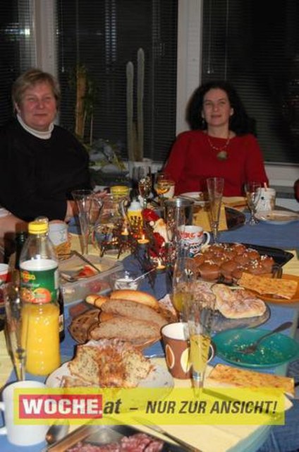 Zum 50-er wurde die Präsidentin von ART 13, von Künstlern und Nachbarn lautstark geweckt!