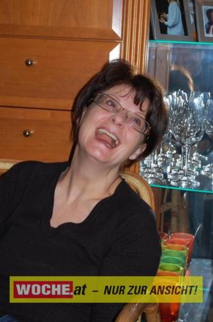 Zum 50-er wurde die Präsidentin von ART 13, von Künstlern und Nachbarn lautstark geweckt!