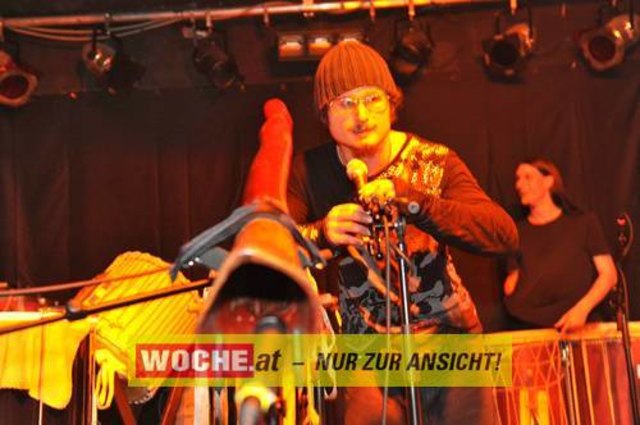 Einige Schüler der 7. Klasse des BG/BRG für Slowenen organisierten auch dieses Jahr wieder das Kontaktlinse / Kontaktna Leca 09 im ((stereo))club.