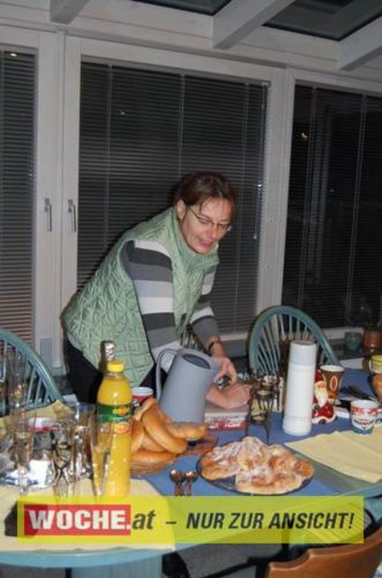 Zum 50-er wurde die Präsidentin von ART 13, von Künstlern und Nachbarn lautstark geweckt!