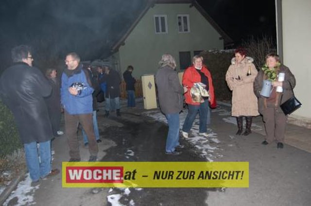 Zum 50-er wurde die Präsidentin von ART 13, von Künstlern und Nachbarn lautstark geweckt!