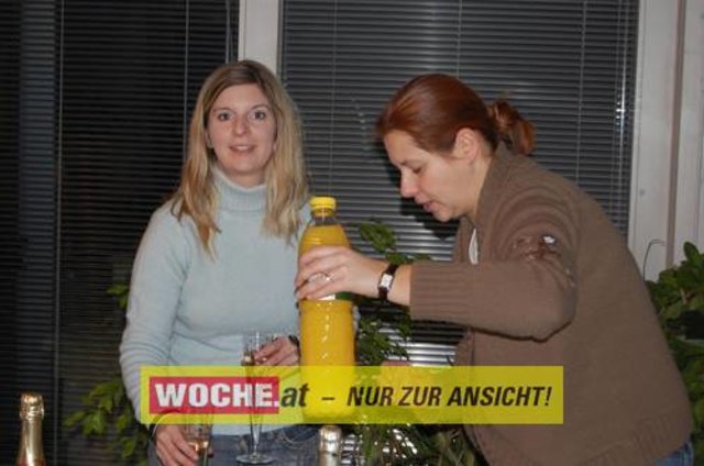 Zum 50-er wurde die Präsidentin von ART 13, von Künstlern und Nachbarn lautstark geweckt!