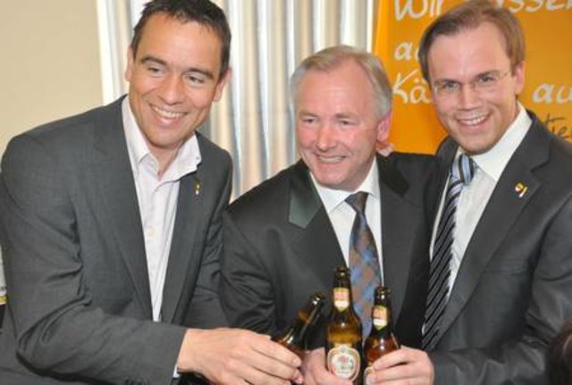 Ex-Schleppe-Chef Gerhard Dörfler feiert mit seinen Regierungskollegen Uwe Scheuch und Harald Dobernig standesgemäß seinen Wahlsieg als BZí-Landeshauptmann