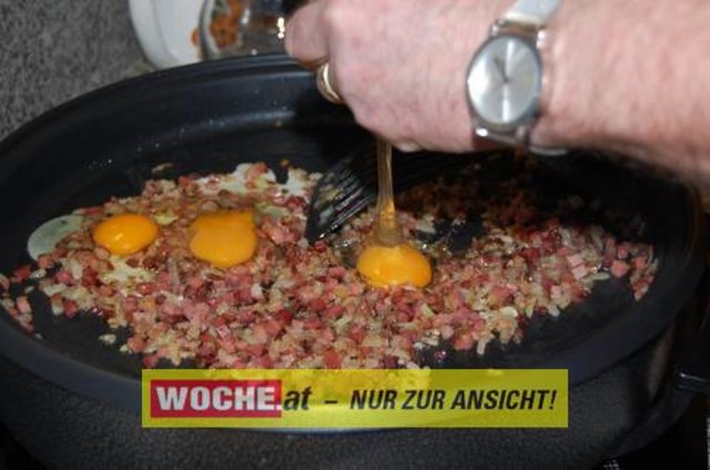 Zum 50-er wurde die Präsidentin von ART 13, von Künstlern und Nachbarn lautstark geweckt!