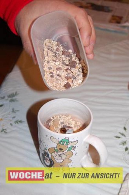 Zum 50-er wurde die Präsidentin von ART 13, von Künstlern und Nachbarn lautstark geweckt!