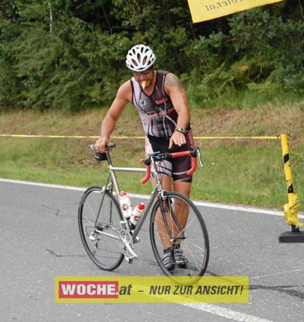 An die 500 Triathleten mußten 500 Meter schwimmen, 32 Kilometer radfahren und 6,7 Kilometer laufen.