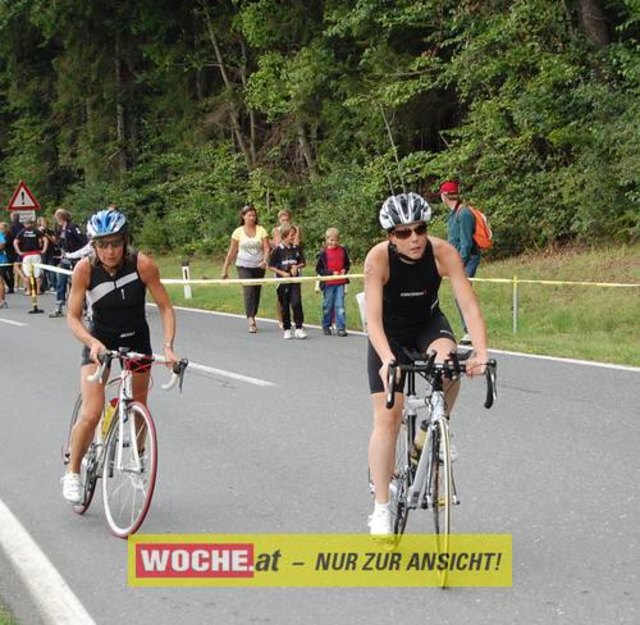 An die 500 Triathleten mußten 500 Meter schwimmen, 32 Kilometer radfahren und 6,7 Kilometer laufen.
