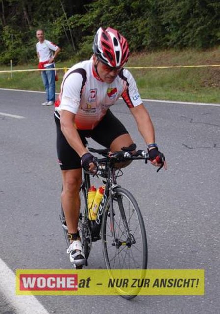 An die 500 Triathleten mußten 500 Meter schwimmen, 32 Kilometer radfahren und 6,7 Kilometer laufen.