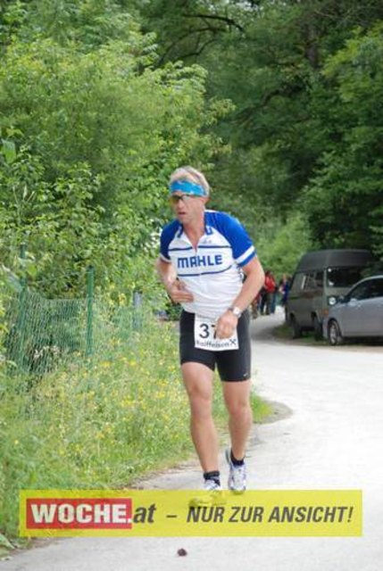 An die 500 Triathleten mußten 500 Meter schwimmen, 32 Kilometer radfahren und 6,7 Kilometer laufen.