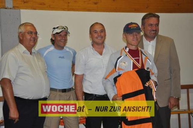An die 500 Triathleten mußten 500 Meter schwimmen, 32 Kilometer radfahren und 6,7 Kilometer laufen.